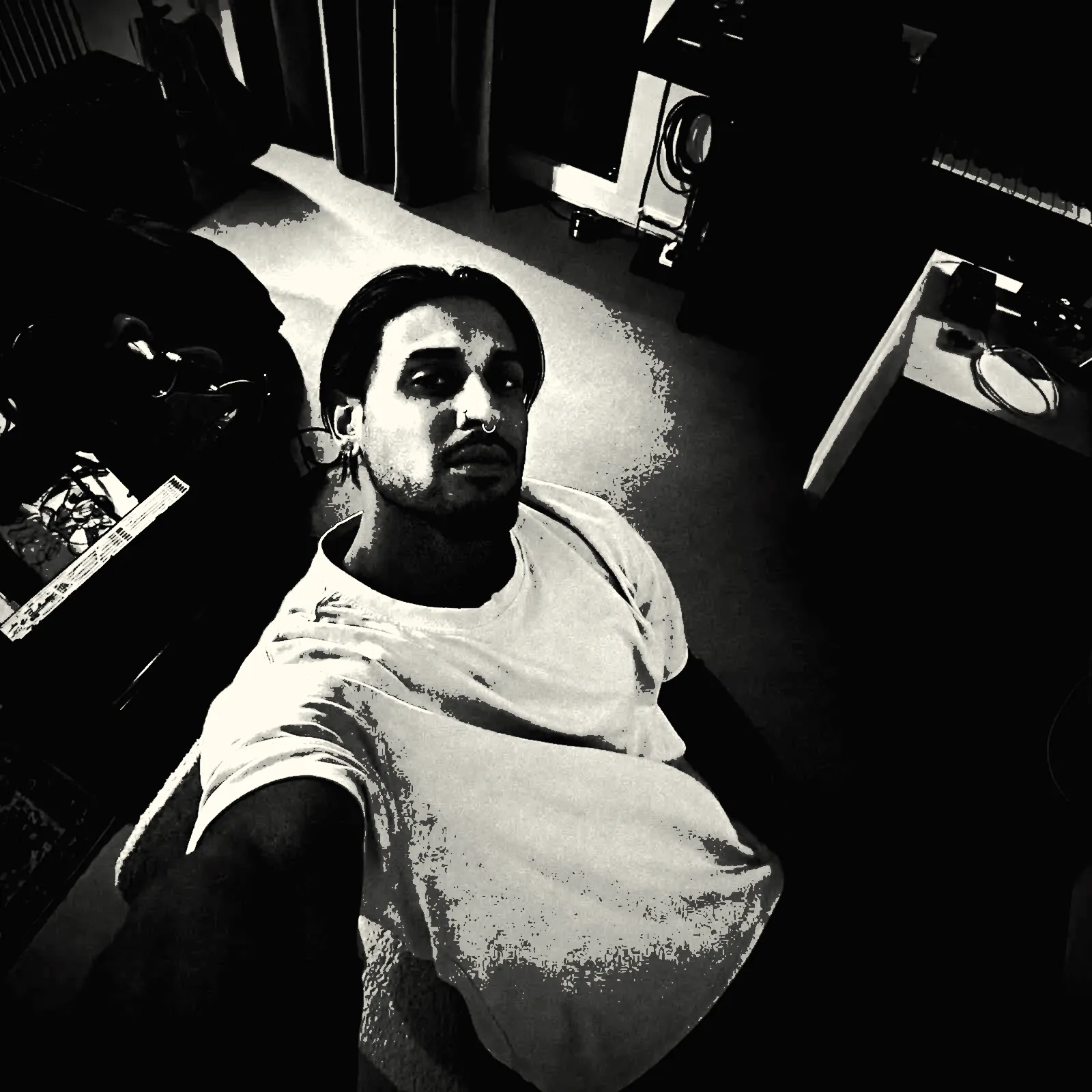 Ravi Odaira in zwart-wit in zijn studio